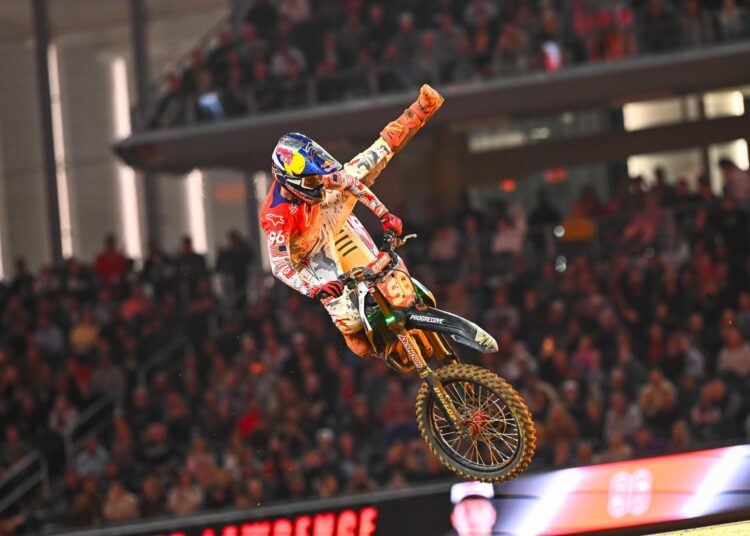 Hunter Lawrence sur le toît du monde à Arlington